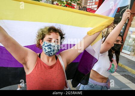 Ankara, Türkei. Juni 2021. Ein Protestler hält während der Pride Week march eine LGBTI-Flagge. Die Polizei greift mit Tränengas ein und hält mehrere LGBTI-Demonstranten fest, die während der Pride Week mit Transparenten, Plakaten und Fahnen durch Ankara marschieren. (Foto von Tunahan Turhan/SOPA Images/Sipa USA) Quelle: SIPA USA/Alamy Live News Stockfoto
