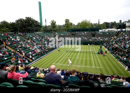 Am zweiten Tag von Wimbledon im All England Lawn Tennis and Croquet Club, Wimbledon, serviert Frau Jones während ihres ersten Damen-Einzelmatches gegen Coco Gauff auf dem Platz 2. Bilddatum: Dienstag, 29. Juni 2021. Stockfoto