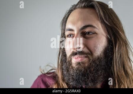Profilbild eines jungen Kaufmanns aus dem Nahen Osten mit Bart und langen Haaren Stockfoto