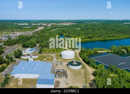 Luftaufnahme von Feststoff-Klärbecken Typ Schlammrückführung in der Kläranlage in ner die schwimmende Solarzellen-Zellplattform auf See Stockfoto