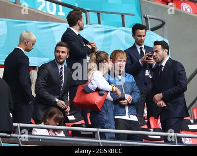 London, Großbritannien. Juni 2021. Fußball: Europameisterschaft, England - Deutschland, Finalrunde, 16. Runde im Wembley-Stadion. Sänger Ed Sheeran (3. Von rechts) und seine Frau Cherry Seaborn stehen mit dem ehemaligen Fußballspieler David Beckham (2. Von links) auf der Tribüne. Quelle: Christian Charisius/dpa/Alamy Live News Stockfoto