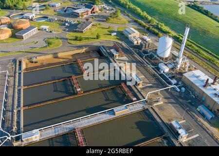 Panorama-Luftaufnahme von Becken für die Abwasserbelüftung und Reinigung im Prozess der Abwasserbehandlung auf biologischem Behandlungswasser Stockfoto