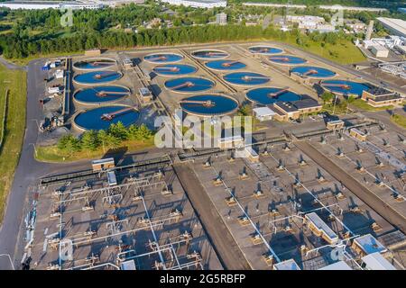 Panoramablick auf die Wasseraufbereitung ist der Prozess der Beseitigung unerwünschter Chemikalien moderne städtische Kläranlage Stockfoto