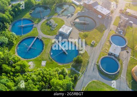 Panoramablick auf die moderne städtische Kläranlage die Wasserreinigung ist der Prozess der Beseitigung unerwünschter Chemikalien Stockfoto