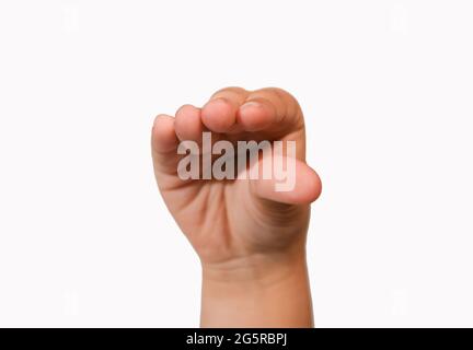 Kinderhand zeigt Finger kneifen Geste, isoliert, Nahaufnahme. Stockfoto