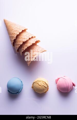 Bunte Eisbällchen Waffelkegel auf weißem Hintergrund. Stockfoto