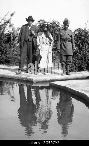 G.K. Chesterton (links) und seine Frau Frances Chesterton besuchten Anfang 1920 den Elisha-Brunnen in der Nähe von Jericho auf einer Reise ins Heilige Land. Stockfoto