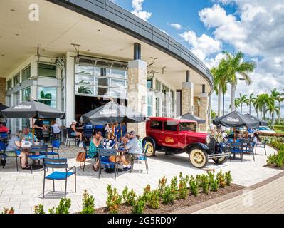 Fords Garage Restaurant und Bar mit Essen im Freien im University Town Center in der US-amerikanischen Florida-Stadt Stockfoto