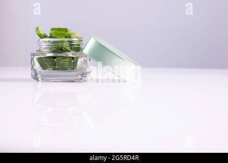 aloe-Gel-Kosmetik in einem Glasbehälter, auf weißem Hintergrund. Stockfoto