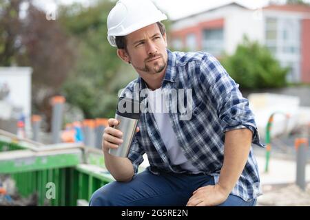 Bauarbeiter Arbeiter Ruhe und Trinkwasser Stockfoto