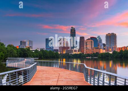 Austin, Texas, USA Skyline der Innenstadt über dem Colorado River im Morgengrauen. Stockfoto