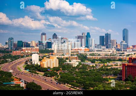 Dallas, Texas, USA Skyline der Innenstadt von oben über Highways. Stockfoto