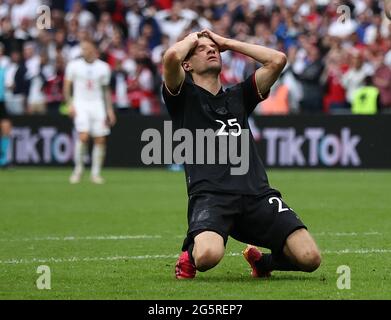 London, Großbritannien. Juni 2021. Fußball: Europameisterschaft, England - Deutschland, Finalrunde, 16. Runde im Wembley-Stadion. Der deutsche Thomas Müller reagiert, nachdem er seine Chance auf ein Tor verpasst hat. Quelle: Christian Charisius/dpa/Alamy Live News Stockfoto