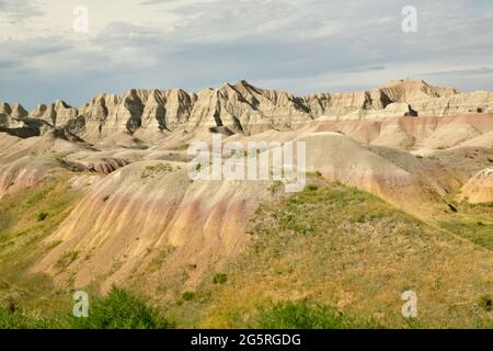 Gelbe Mounds im Badlands National Park, mit erodierten Buttes, Grasland und Pinnacles in South Dakota, USA Stockfoto