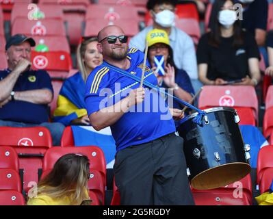 Hampden Park, Glasgow, Großbritannien. Juni 2021. EUFA Fußball-Europameisterschaft 2020, 16. Runde, Schweden gegen die Ukraine; ukrainischer Fußballfan schlägt zur Unterstützung seiner Seite eine Trommel Kredit: Action Plus Sports/Alamy Live News Stockfoto