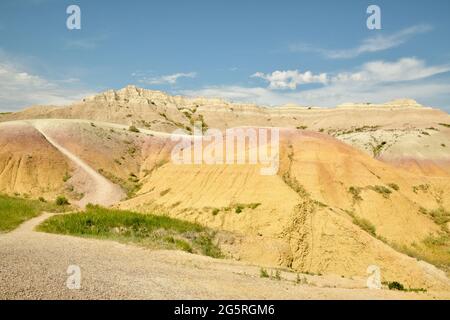 Gelbe Mounds im Badlands National Park, mit erodierten Buttes, Grasland und Pinnacles in South Dakota, USA Stockfoto