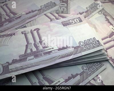 Geld von Nordkorea. Nordkoreaner gewann Rechnungen. KPW-Banknoten. 50 gewonnen. Handel, Finanzen, Nachrichten Hintergrund. Stockfoto