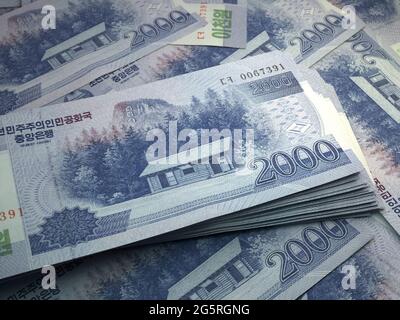 Geld von Nordkorea. Nordkoreaner gewann Rechnungen. KPW-Banknoten. 2000 gewonnen. Handel, Finanzen, Nachrichten Hintergrund. Stockfoto