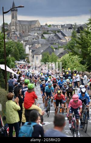 Frankreich, Fougeres, Redon, 29/06/2021, Tour de France 2021, Etappe 4, Redon nach Fougeres. Die Gruppe fährt durch hübsche französische Städte Stockfoto