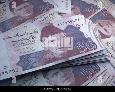 Geld Pakistans. Pakistanische Rupie-Rechnungen. PKR-Banknoten. 50 Rupien. Handel, Finanzen, Nachrichten Hintergrund. Stockfoto