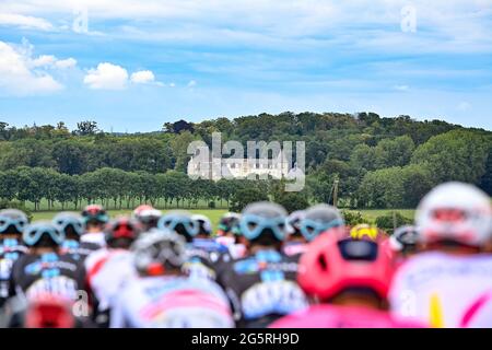 Frankreich, Fougeres, Redon, 29/06/2021, Tour de France 2021, Etappe 4, Redon nach Fougeres. Die Gruppe fährt durch hübsche französische Städte Stockfoto