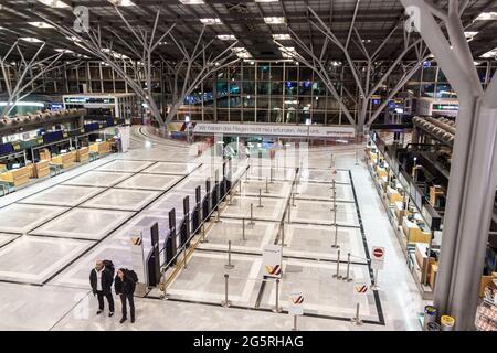 STUTTGART, DEUTSCHLAND - 25. JANUAR 2015: Innenraum des Stuttgarter Flughafens. Stuttgart ist mit 9.6 Millionen Passagieren im Jahr 201 der sechstgrößte Flughafen in Deutschland Stockfoto