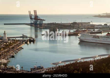 MALAGA, SPANIEN - 25. JAN 2015: Luftaufnahme eines Hafens in Malaga, Spanien Stockfoto