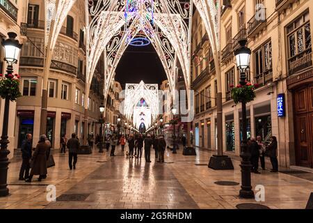 MALAGA, SPANIEN - 25. JAN 2015: Menschen gehen durch die dekorierte Fußgängerzone Calle Larios in Malaga. Stockfoto