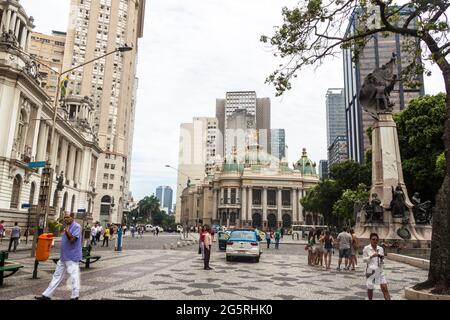 RIO DE JANEIRO, BRASILIEN - 28. JANUAR 2015: Menschen gehen auf der Praca Alagoas suare vor dem Rathaus und dem Stadttheater in Rio de Janeiro. Stockfoto