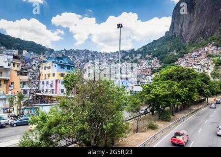 RIO DE JANEIRO, BRASILIEN - JAN 29: Blick auf die Favela Rocinha in Rio de Janeiro, Brasilien Stockfoto