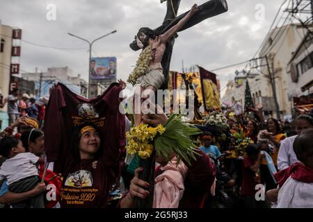 Philippinisch-katholische Anhänger schließen sich dem Segen der Repliken der Schwarzen Nazaräer vor dem Fest des Schwarzen Nazareners in Manila, Philippinen, an. Stockfoto