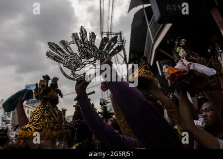 Philippinisch-katholische Anhänger schließen sich dem Segen der Repliken der Schwarzen Nazaräer vor dem Fest des Schwarzen Nazareners in Manila, Philippinen, an. Stockfoto