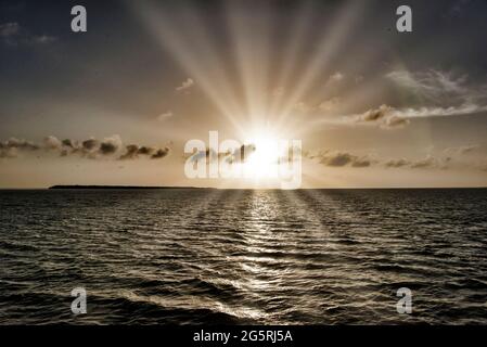 Sonnenuntergang über dem Meer *** Ortsüberschrift *** Sonnenuntergang, Meer, Wasser, Ruhe, Gelb, Wolken Stockfoto