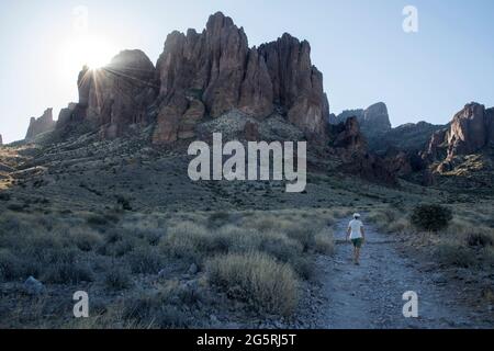 USA, Arizona, Southwest, Maricopa County, Apache Junction, Lost Dutchman State Park, Superstition Mountains, Woman on Trail Stockfoto
