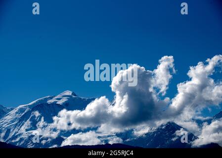 Frankreich, Haute-Savoie (74), Alpen, Mont Blanc (4807m) mit Wolken Stockfoto