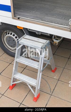 Aluminium-Trittleiter für den Zugriff auf hohe Anhänger RV Stockfoto