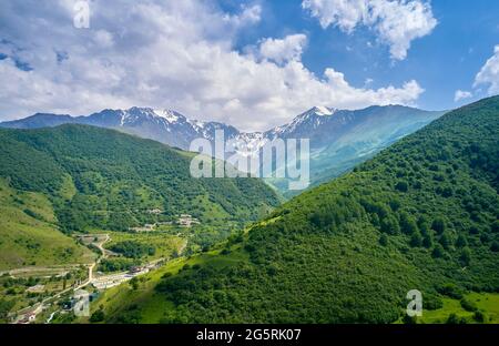 Pferde auf grünen Weiden und Berglandschaft - Truso Tal und Schlucht Landschaft Trekking / Wanderweg, in Kazbegi, Georgien. Das Tal von Truso ist ein Scen Stockfoto