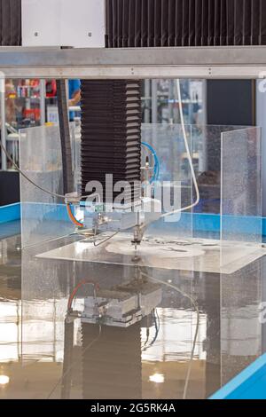 Wasserstrahl CNC-Maschine Stahl-Metall-Werkstatt Stockfoto