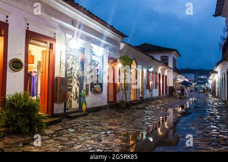 PARATY, BRASILIEN - 1. FEBRUAR 2015: Menschen gehen in einer engen Straße in eine alte Kolonialstadt Paraty, Brasilien Stockfoto