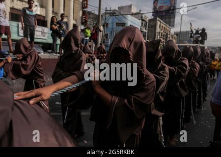 Philippinisch-katholische Anhänger schließen sich dem Segen der Repliken der Schwarzen Nazaräer vor dem Fest des Schwarzen Nazareners in Manila, Philippinen, an. Stockfoto