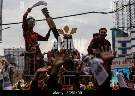 Philippinisch-katholische Anhänger schließen sich am Dienstag dem Segen der Repliken der Schwarzen Nazarener im Vorfeld des Festes des Schwarzen Nazareners in Manila, Philippinen, an. 7. Januar 2020. Es wird erwartet, dass Tausende von Anhängern an der jährlichen großen Prozession teilnehmen werden, um den Festtag des Schwarzen Nazareners am 9. Januar zu feiern. Stockfoto