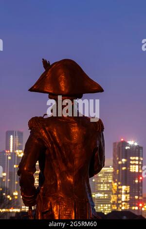 England, London, Greenwich, Silouette der Lord Nelson Statue und die Canary Wharf Skyline bei Nacht Stockfoto