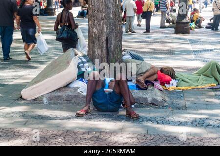 SAO PAULO, BRASILIEN - 3. FEBRUAR 2015: Obdachlose auf dem Praca de SE Platz in Sao Paulo, Brasilien Stockfoto