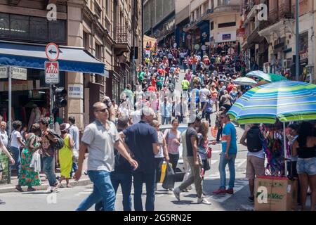 SAO PAULO, BRASILIEN - 3. FEBRUAR 2015: Überfüllte Straße in der Innenstadt von Sao Paulo, Brasilien Stockfoto