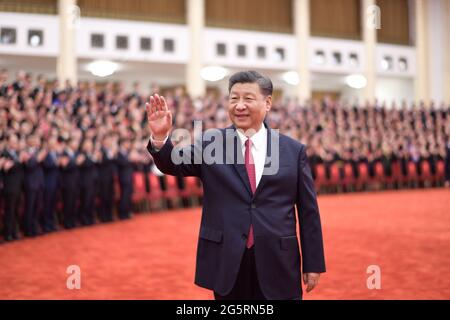 (210629) -- PEKING, 29. Juni 2021 (Xinhua) -- der chinesische Präsident Xi Jinping, ebenfalls Generalsekretär des Zentralkomitees der Kommunistischen Partei Chinas (KPCh) und Vorsitzender der Zentralen Militärkommission, wackelt beim Treffen mit den Preisträgern der Titel herausragender Parteimitglieder, vorbildlicher Parteiarbeiter, Und fortschrittliche Parteiorganisationen auf Gemeindeebene aus dem ganzen Land vor der Zeremonie, bei der die höchste Ehre der Partei, die Medaille vom 1. Juli, an herausragende Parteimitglieder in der Großen Halle des Volkes in Peking, der Hauptstadt von China, am 29. Juni 2021 verliehen wurde. Die Preisverleihung der Meda vom 1. Juli Stockfoto