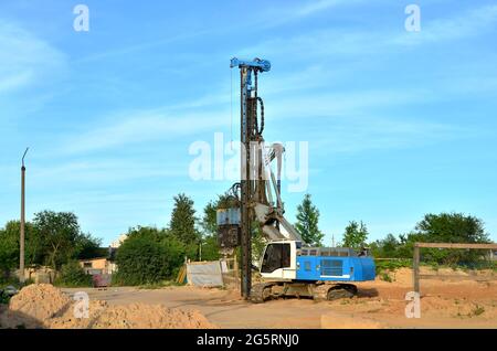 Vibrierender Hydraulikhammer. Der hydraulisch angetriebene Freifallhammer für den Schlagantrieb von Stahlrohren, Balken und Blechstapeln sowie Fertigteilantrieben Stockfoto