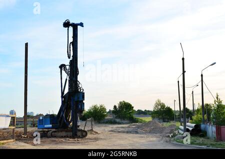 Vibrierender Hydraulikhammer. Der hydraulisch angetriebene Freifallhammer für den Schlagantrieb von Stahlrohren, Balken und Blechstapeln sowie Fertigteilantrieben Stockfoto