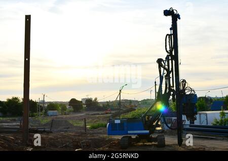 Vibrierender Hydraulikhammer. Der hydraulisch angetriebene Freifallhammer für den Schlagantrieb von Stahlrohren, Balken und Blechstapeln sowie Fertigteilantrieben Stockfoto