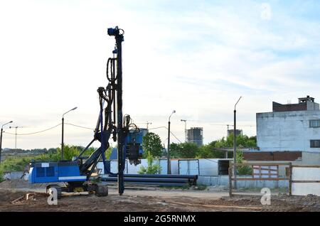 Vibrierender Hydraulikhammer. Der hydraulisch angetriebene Freifallhammer für den Schlagantrieb von Stahlrohren, Balken und Blechstapeln sowie Fertigteilantrieben Stockfoto