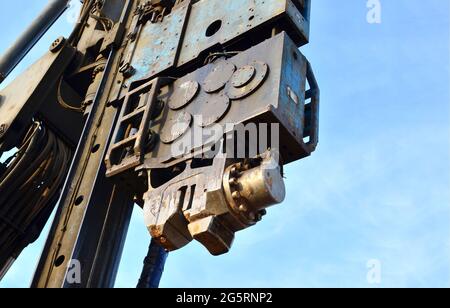 Vibrierender Hydraulikhammer. Der hydraulisch angetriebene Freifallhammer für den Schlagantrieb von Stahlrohren, Balken und Blechstapeln sowie Fertigteilantrieben Stockfoto